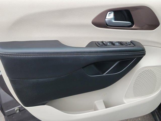 2023 Chrysler Voyager LX FWD